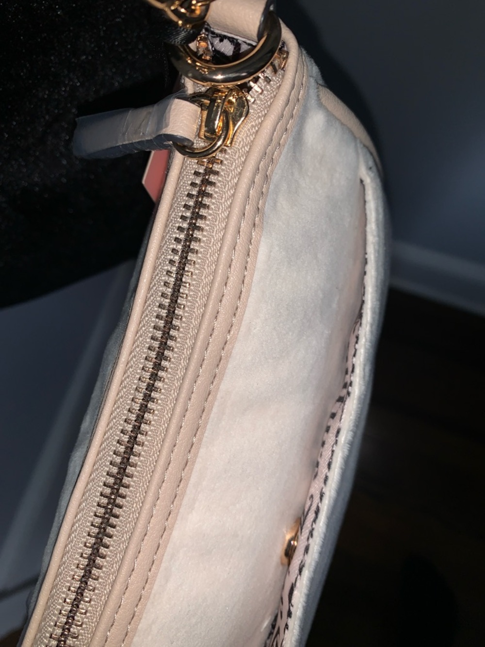 ๐- Juicy Couture Soft White Shoulder Bag with Gold Embroidered Crest - Picture 12 of 14